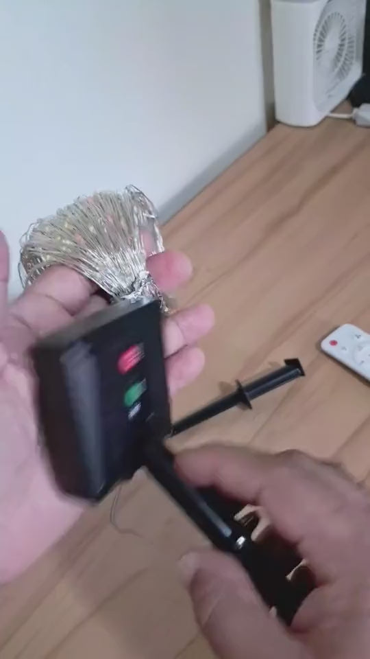Botões ON/OFF e MODE no painel solar acendendo o cordão