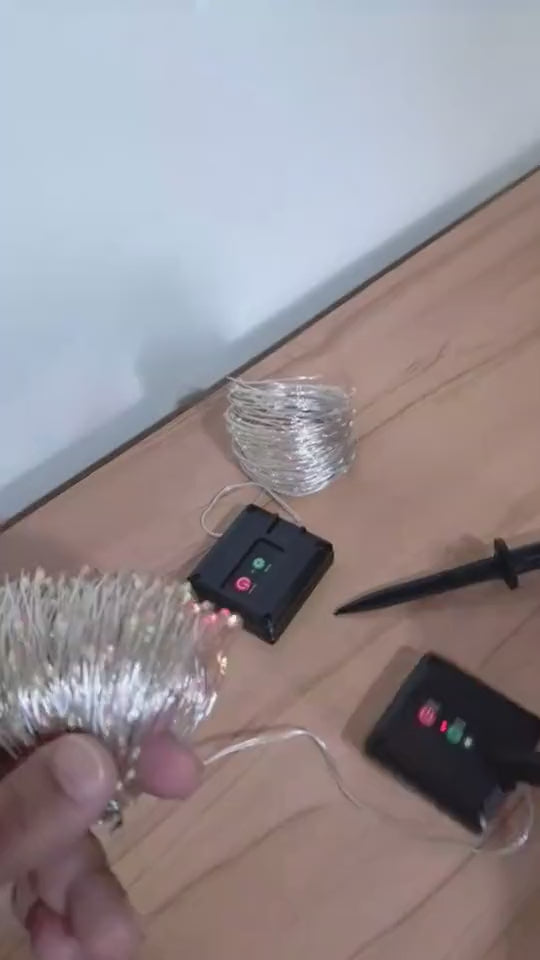 Cordão de luz solar aceso trocando de efeito e cor